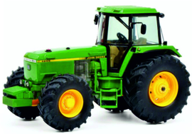 John Deere 4955 op brede banden SC7649. 1:32.