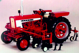 FARMALL 504 WF met schoffelwerktuig Spec Cast ZJD1573. 1:16