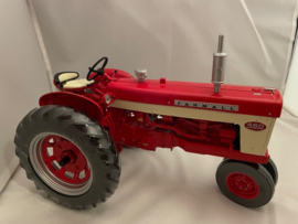 FARMALL 460 NARROW FRONT Precisie model no 11 ERTL4355. 1:16