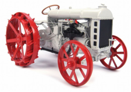 Fordson F year. 1917 on steel. Universal Hobbies. Scale 1:16