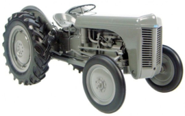 Ferguson TE20 tractor UHR001 Resin model  Schaal 1:8