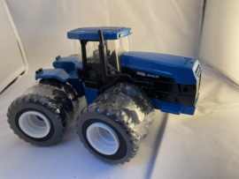 New Holland 9882 4WD tractor 82 serie VERSATILE ERTL3017 ( 1997 ).
