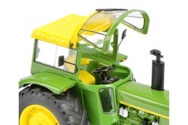 John Deere 3120 met Fritsmeier cabine tractor. SC7677 Schaal 1:32