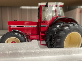 IH 1455 XL on double air in Red Schuco SC7808 1:32.