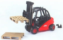 Linde heftruck met aanhangwagenkoppeling & 2 pallets Bruder BRU02511 Schaal 1:16