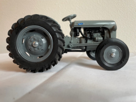 FERGUSON benzine uitvoering Scale Models FT-0806. 1:16
