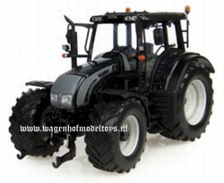 Valtra N serie 142 metallic/zwart  Universal Hobbies Schaal 1:32