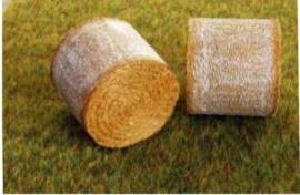 Round straw bales ADF32501 from Agri Collectables. Scale 1:32
