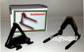 Hay bale fork in black. Beco013 Bevro. Scale 1:32