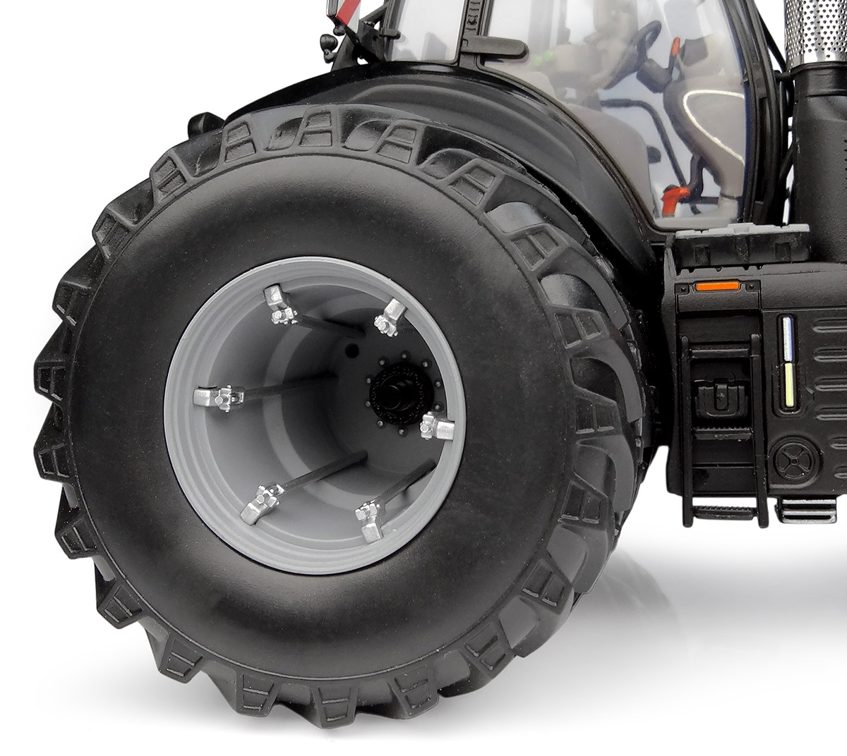 DEUTZ-FAHR 8280 TTV WARRIOR-GLOSS BLACK UH6834. 1:32