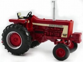Farmall 806 tractor ERTL 14926 Scale 1:32