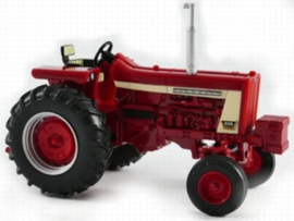 Farmall 806 tractor ERTL  14926 Schaal 1:32