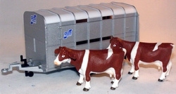 Ifor Wlliams livestock trailer with 2 cows Si2890 Scale 1:32
