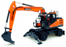 Doosan DX140W mobile crane Universal Hobbies UH8108 Scale 1:50