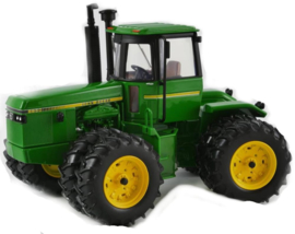 John Deere 8650. National Farm Show trekker 2016 ERTL 16304A Schaal 1:32