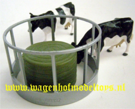 Round bale feeding rack with 2 cows Britains Scale 1:32