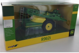 John Deere R962 i getrokken veldspuit BR42909 Schaal 1:32