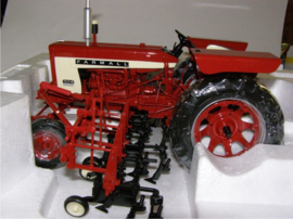 FARMALL 504 WF with hoeing implement Spec Cast ZJD1573. 1:16