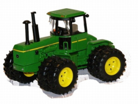 John Deere 8630 plow city 2007  ERTL16160A Schaal 1:32