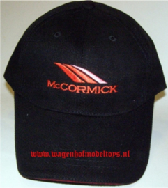 McCormick cap rode logo met rode sandwich rand in klep.