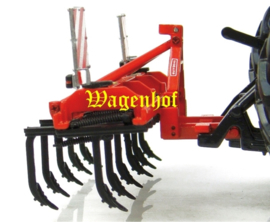 Quivogne Tiller T11 cultivator in de hef.  Universal Hobbies Schaal 1:32