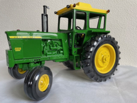 JOHN DEERE 4520 TOY FARMER 2001 ERTL 16087A. 1:16