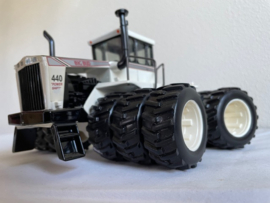 BIG BUD 440 op 12 wielen ERTL2569DA . 1:32