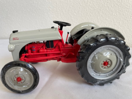 FORD 8N trekker Precisie model No: 4 ERTL 362. 1:16