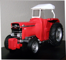 MASSEY FERGUSON 135 met Rode Sirocco jas en witte pet  UH5292 Schaal 1:32