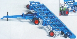 Lemken getrokken grondbewerkings machine.  Siku Si2054 Schaal 1:32