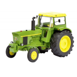 John Deere 3120 met Fritsmeier cabine tractor. SC7677 Schaal 1:32