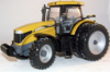 Challenger MT675C met dubb/lucht achter   Universal H Schaal 1:32