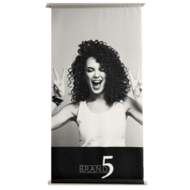 B.R.A.N.D.5 Banner Vrouw Krul