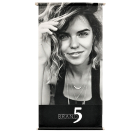 B.R.A.N.D.5 Banner Vrouw