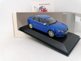 Audi RS4 limousine B7 blauw
