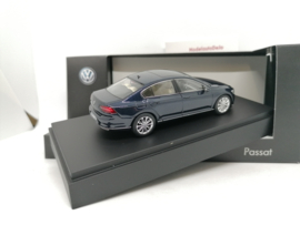 Volkswagen Passat B8 sedan nacht blauw
