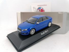Audi RS4 limousine B7 blauw