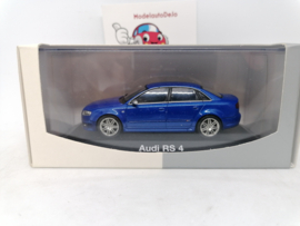 Audi RS4 limousine B7 blauw