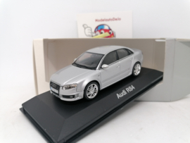 Audi RS4 limousine B7 zilvergrijs