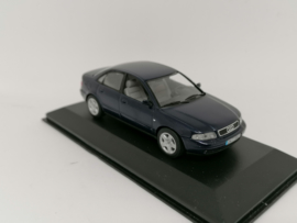 Audi A4 B5 sedan blauw