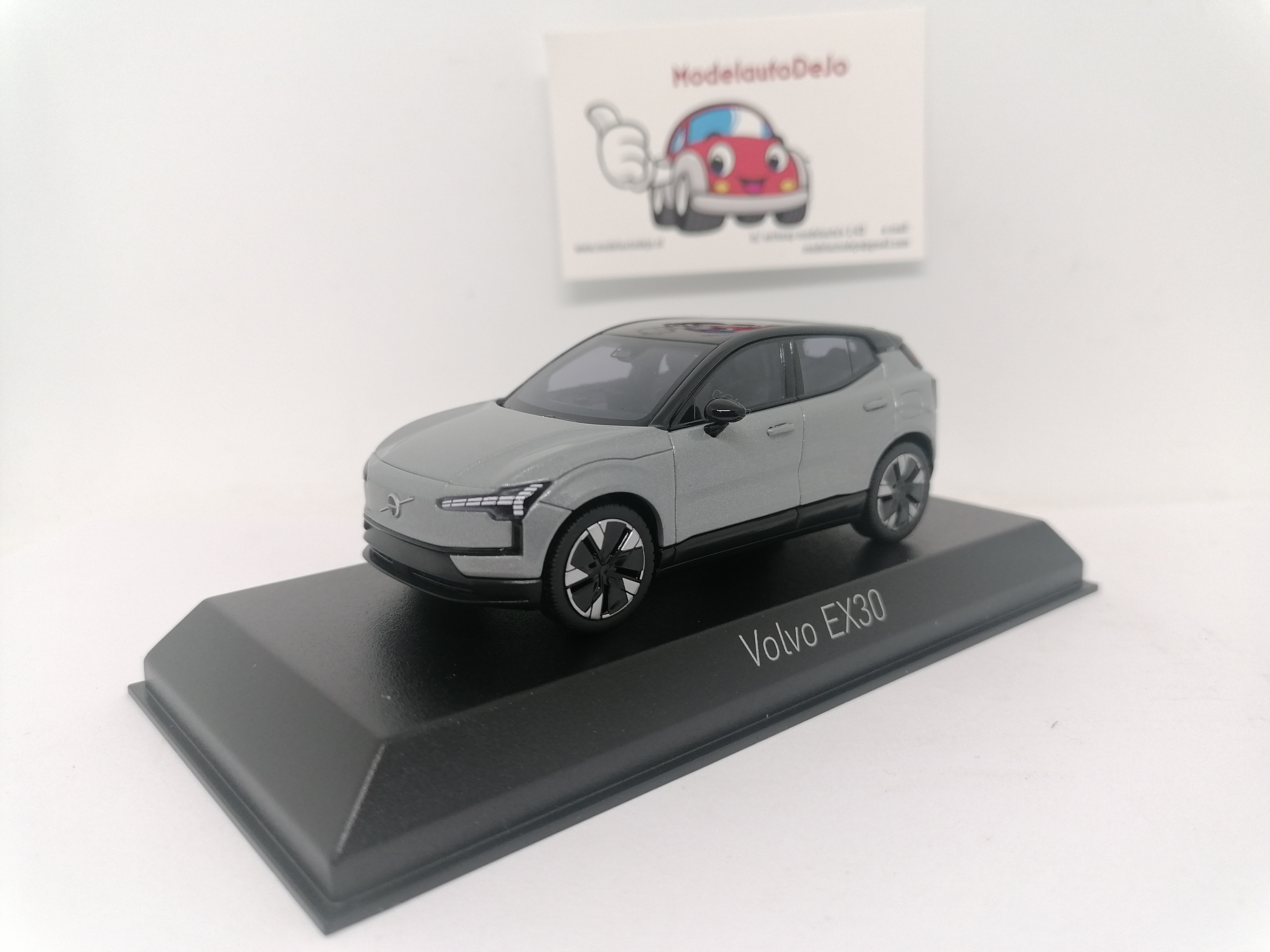 Volvo EX30 2024 grijs