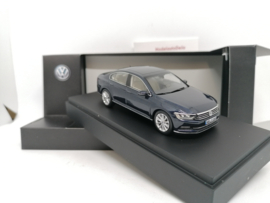Volkswagen Passat B8 sedan nacht blauw