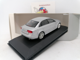 Audi RS4 limousine B7 zilvergrijs