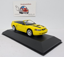 Ford Mustang GT convertible "spring feature edition" 2000