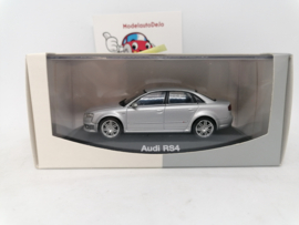 Audi RS4 limousine B7 zilvergrijs