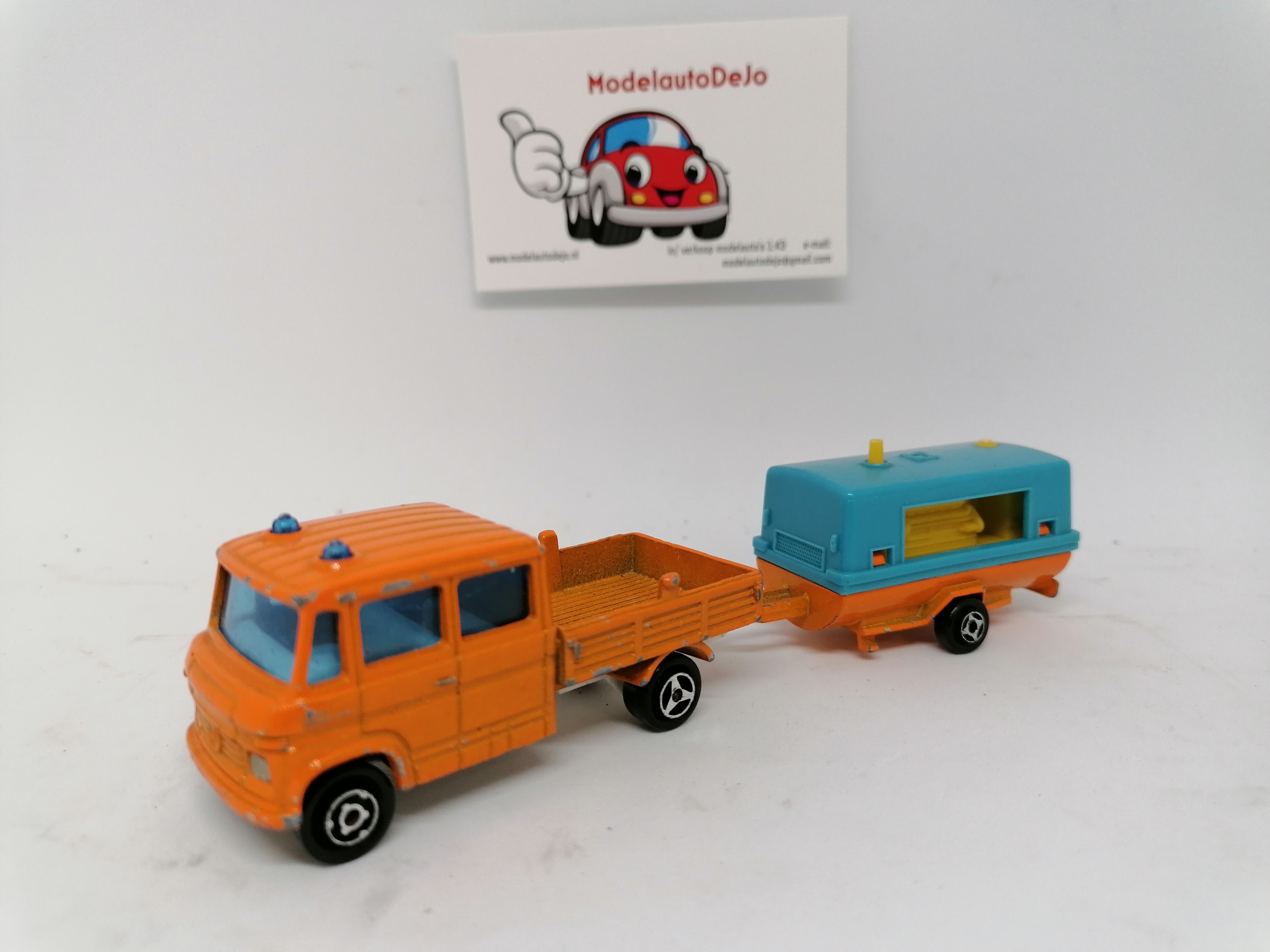 Mercedes Trax publics oranje met compressor