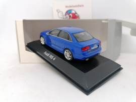 Audi RS4 limousine B7 blauw