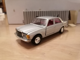 Mercedes Benz W123 sedan