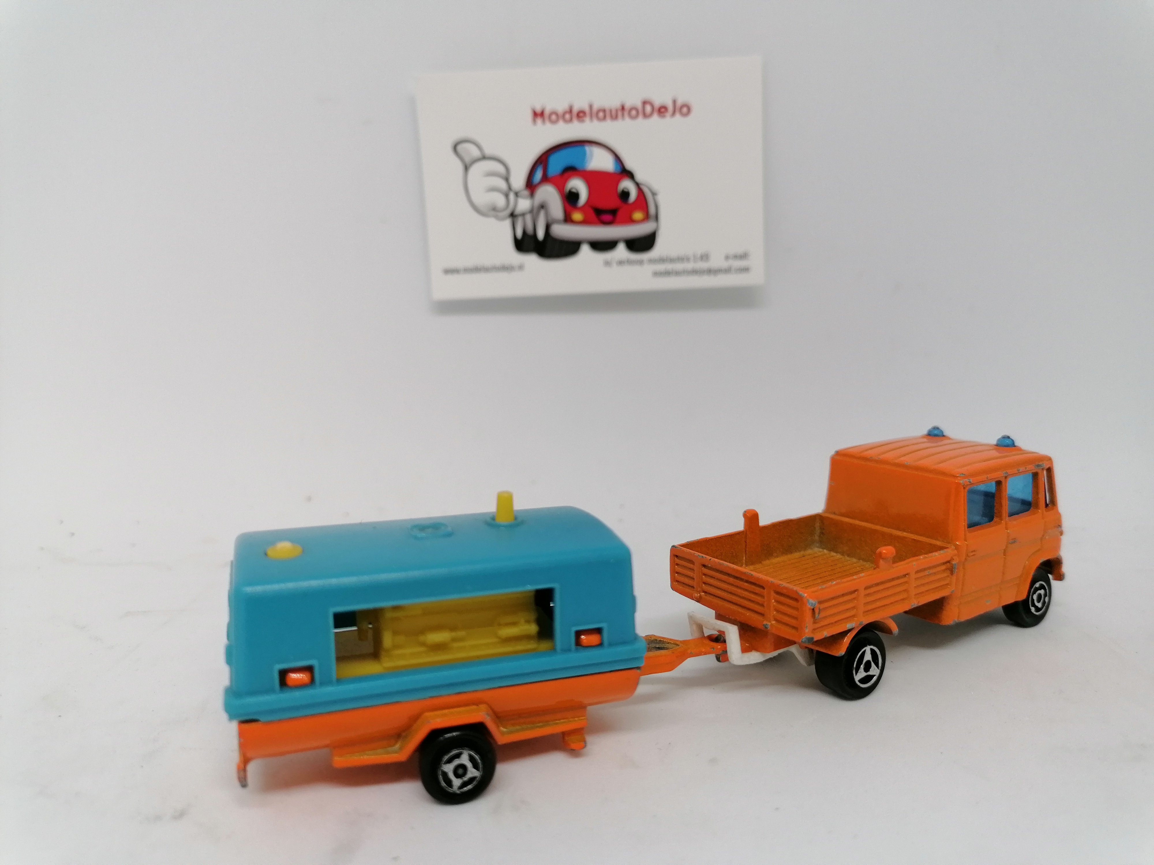 Mercedes Trax publics oranje met compressor