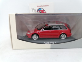 Audi RS4 Avant B5 rood